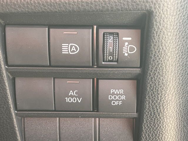 TOYOTA VOXY HYBRID 2022