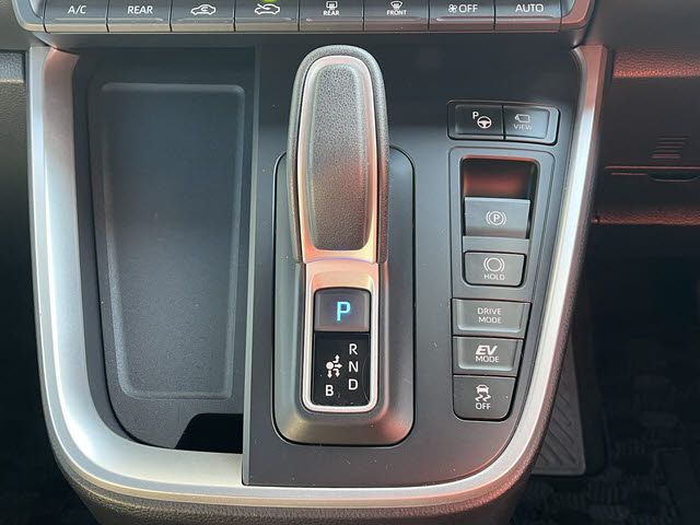 TOYOTA VOXY HYBRID 2022