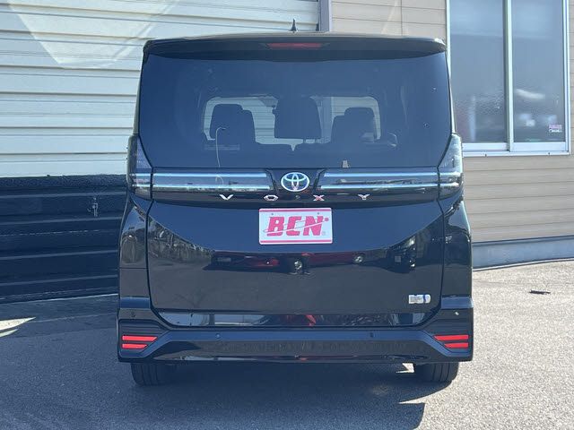 TOYOTA VOXY HYBRID 2022