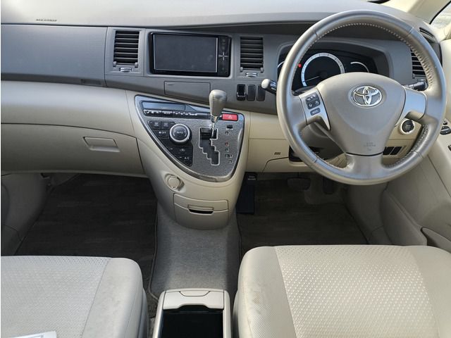 TOYOTA Isis 2010