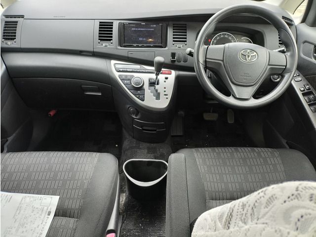 TOYOTA Isis 2012