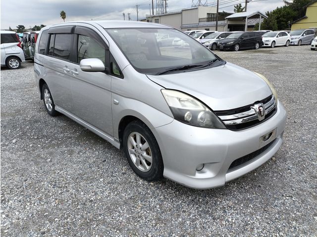 TOYOTA Isis 2012