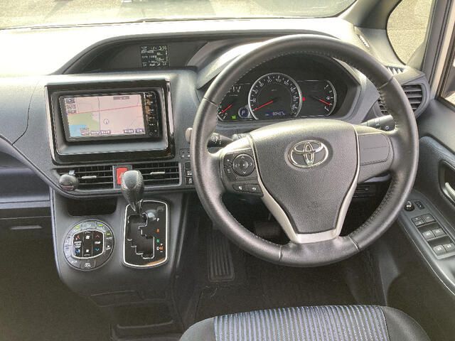 TOYOTA NOAH 4WD 2014