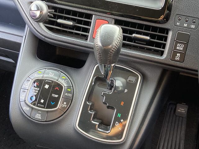 TOYOTA NOAH 4WD 2014