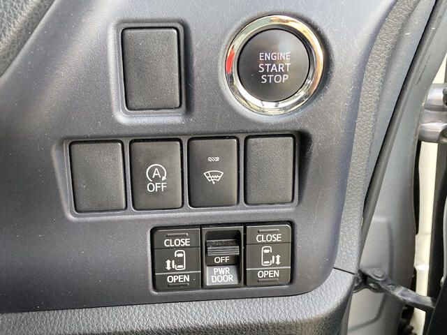 TOYOTA NOAH 4WD 2014