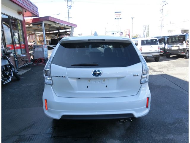 TOYOTA PRIUS Alpha 2013
