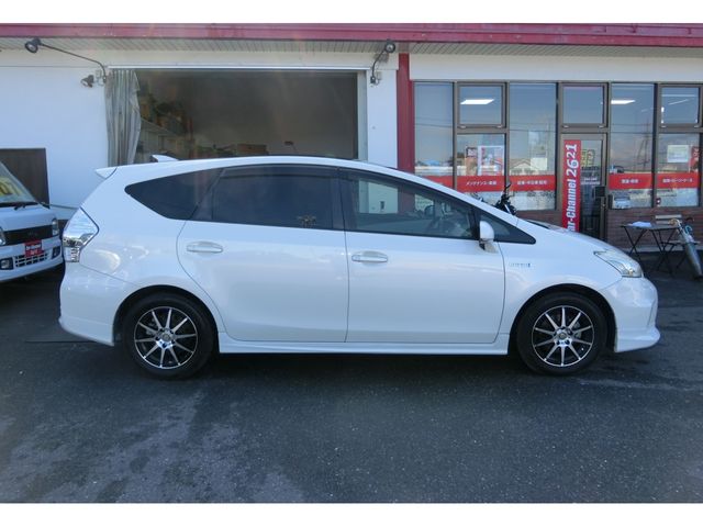 TOYOTA PRIUS Alpha 2013