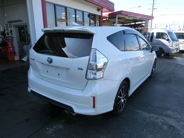 TOYOTA PRIUS Alpha 2013