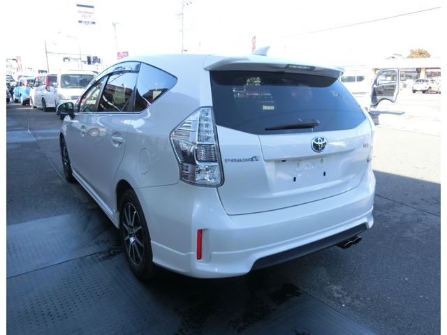 TOYOTA PRIUS Alpha 2013