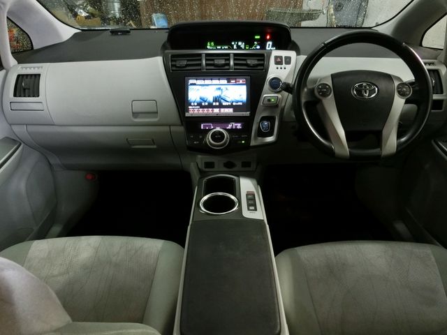 TOYOTA PRIUS Alpha 2013