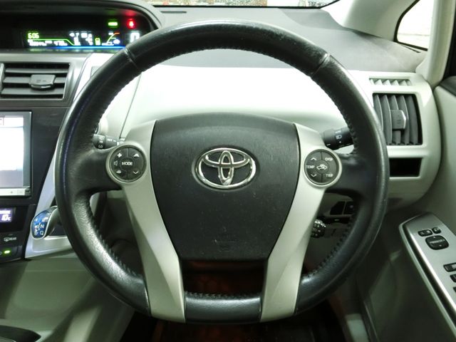 TOYOTA PRIUS Alpha 2013