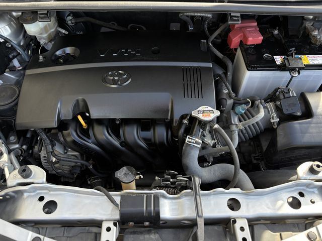 TOYOTA VITZ 2011