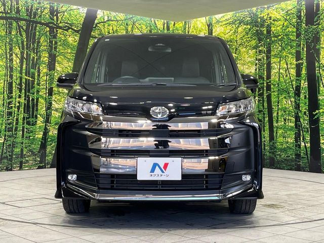 TOYOTA NOAH 4WD 2022