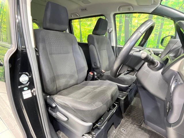 TOYOTA VOXY HYBRID 2014