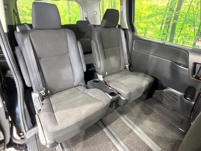 TOYOTA VOXY HYBRID 2014