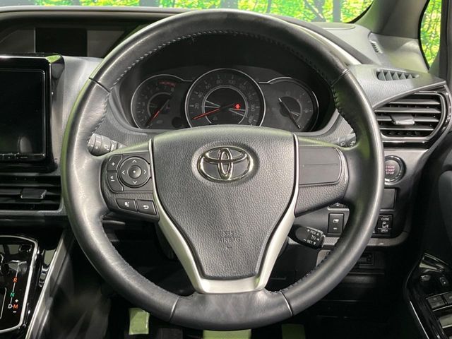 TOYOTA VOXY 2021