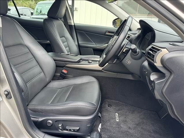 TOYOTA LEXUS IS200t 2017