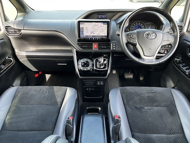 TOYOTA VOXY HYBRID 2021