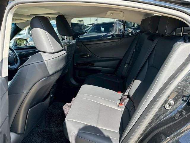 TOYOTA LEXUS ES300h 2023