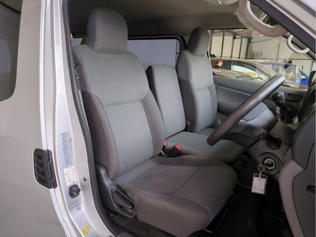 NISSAN NV350 CARAVAN 4WD 2013