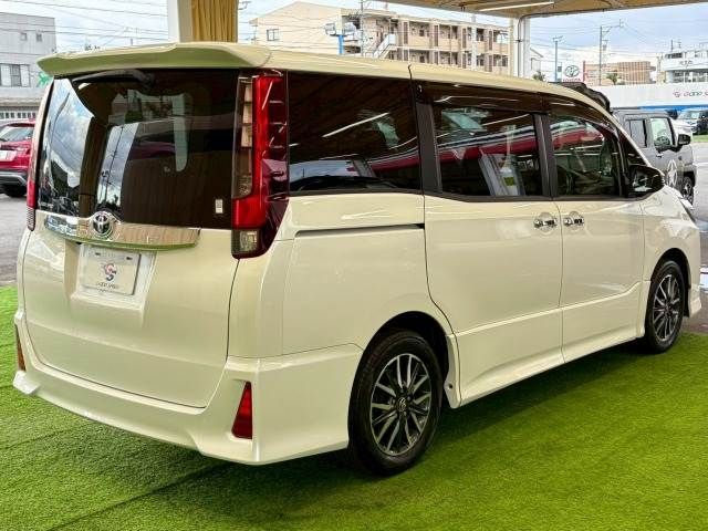 TOYOTA NOAH 2017