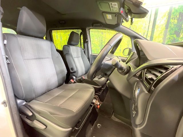 TOYOTA VOXY HYBRID 2019