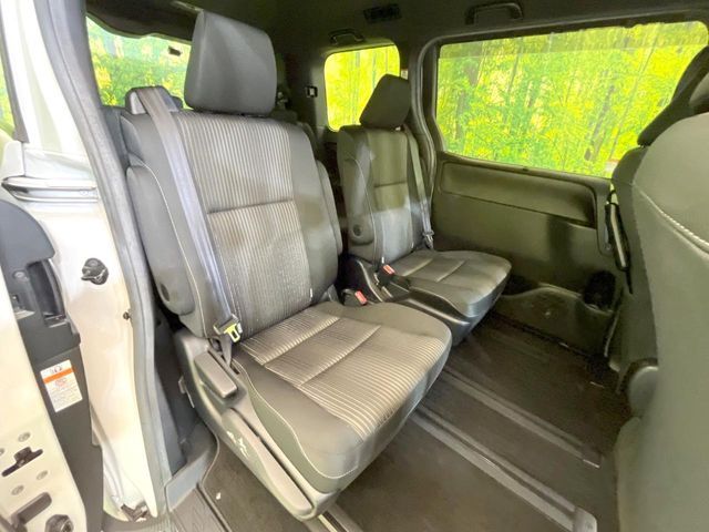 TOYOTA VOXY HYBRID 2019