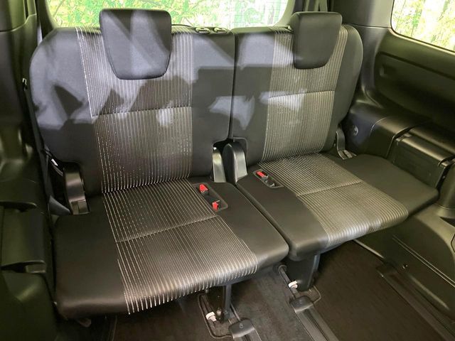 TOYOTA VOXY HYBRID 2019