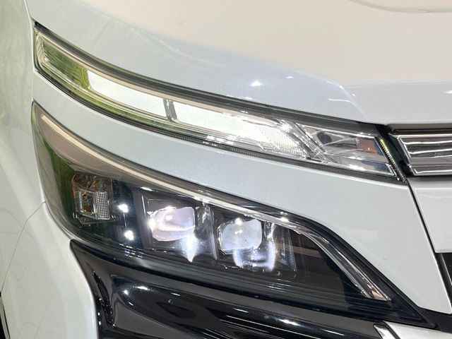 TOYOTA VOXY HYBRID 2019