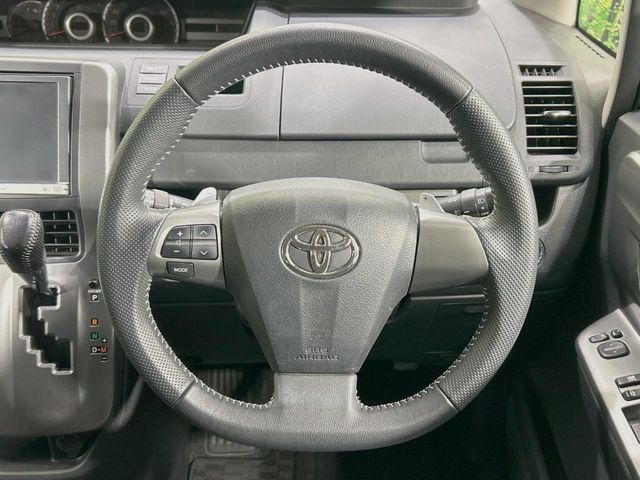 TOYOTA VOXY 2012