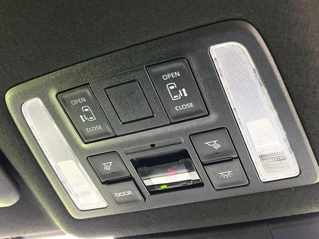 TOYOTA VOXY HYBRID 2023