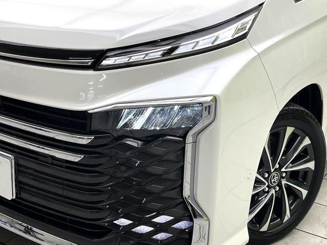 TOYOTA VOXY HYBRID 2023