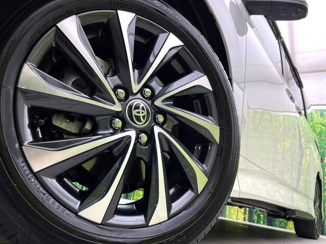 TOYOTA VOXY HYBRID 2023