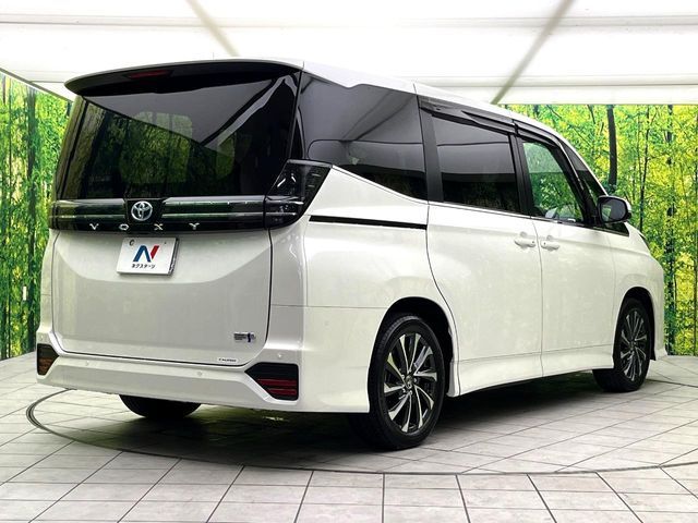 TOYOTA VOXY HYBRID 2023