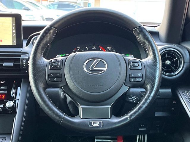 TOYOTA LEXUS IS300h 2023