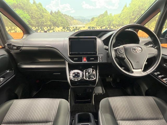 TOYOTA VOXY HYBRID 2018