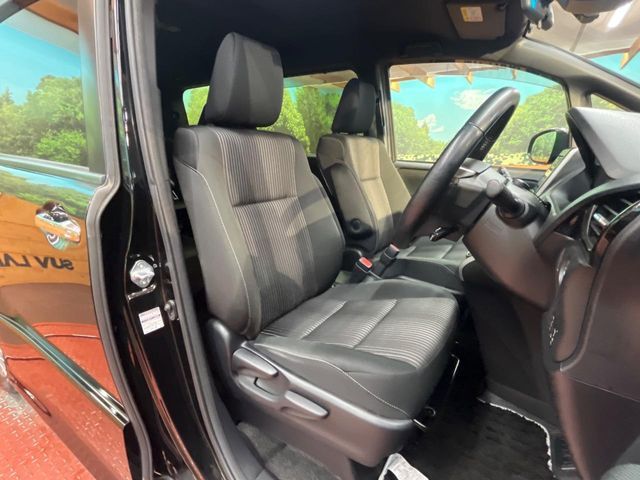 TOYOTA VOXY HYBRID 2018