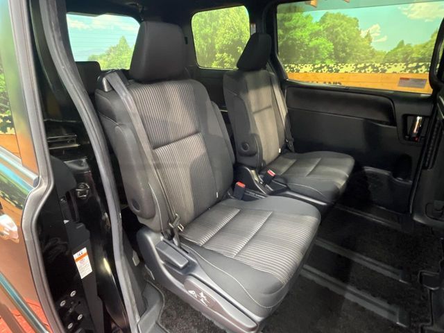 TOYOTA VOXY HYBRID 2018