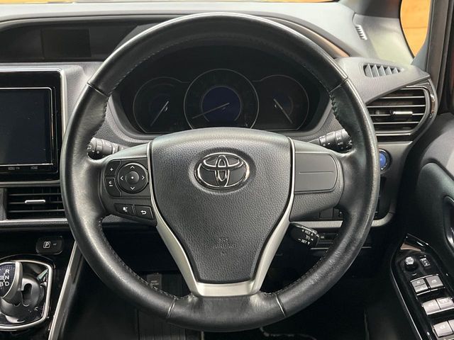 TOYOTA VOXY HYBRID 2018