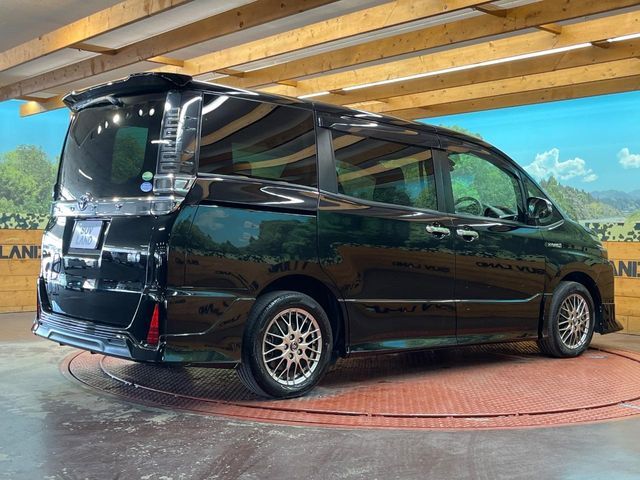 TOYOTA VOXY HYBRID 2018