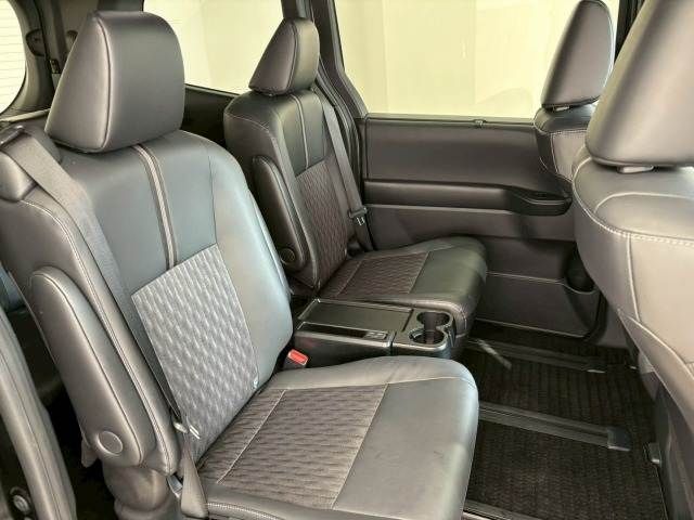 TOYOTA NOAH HYBRID 2022