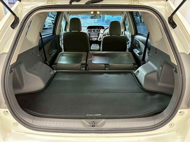 TOYOTA PRIUS Alpha 2014