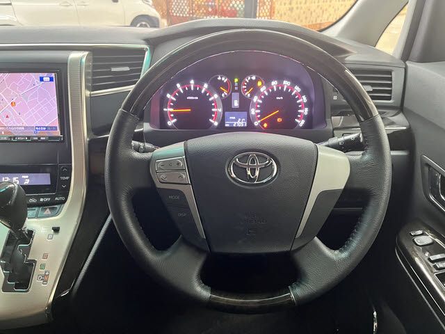 TOYOTA VELLFIRE 2011
