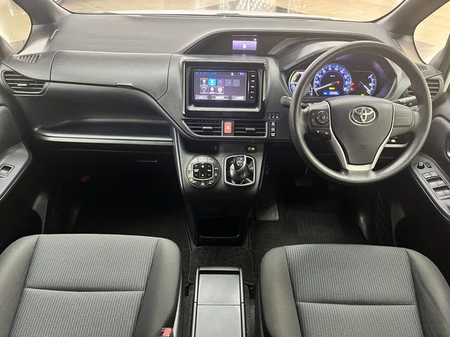 TOYOTA NOAH HYBRID 2015