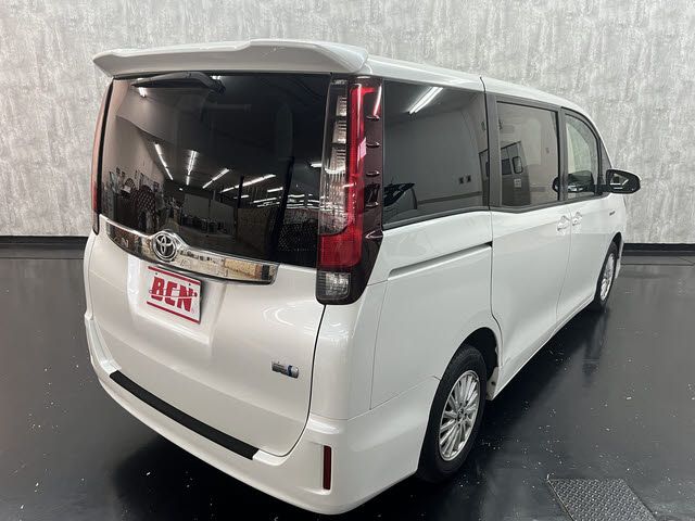 TOYOTA NOAH HYBRID 2015