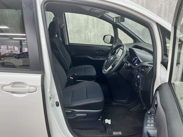 TOYOTA NOAH HYBRID 2015