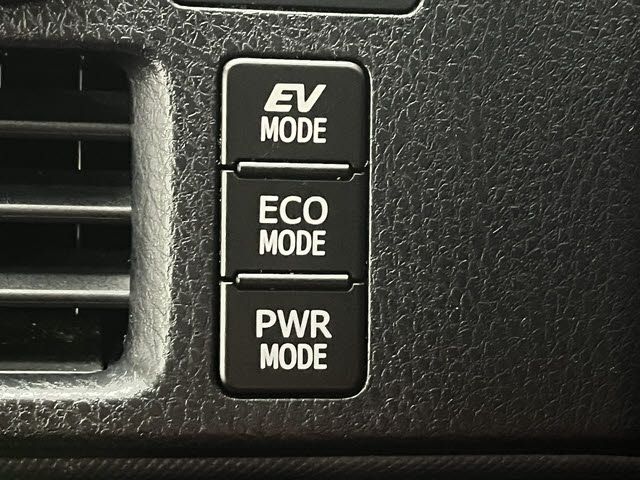 TOYOTA NOAH HYBRID 2015