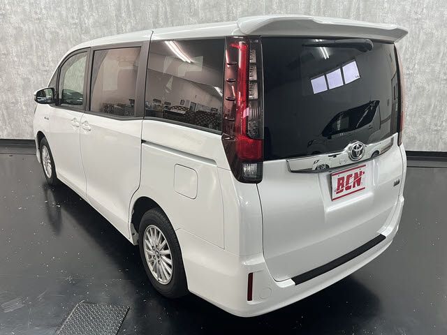 TOYOTA NOAH HYBRID 2015