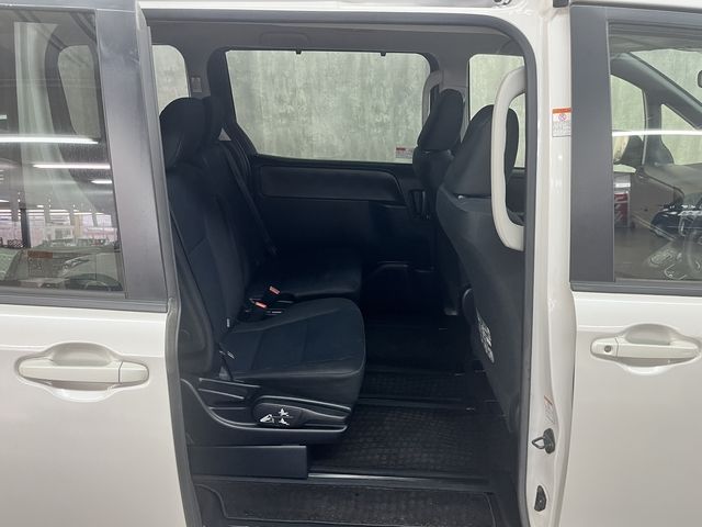 TOYOTA NOAH HYBRID 2015