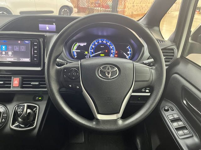 TOYOTA NOAH HYBRID 2015